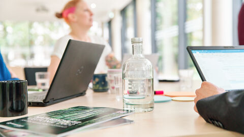 Personen arbeiten am Laptop