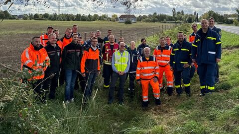 Die Einsatzkräfte, die am Zaunbau mitgewirkt haben, gemeinsam mit Staatssekretär Michael Ruhl.
