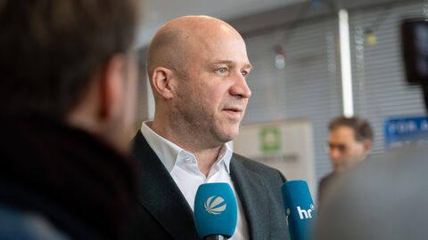 Ein Mann spricht in zwei Mikrofone