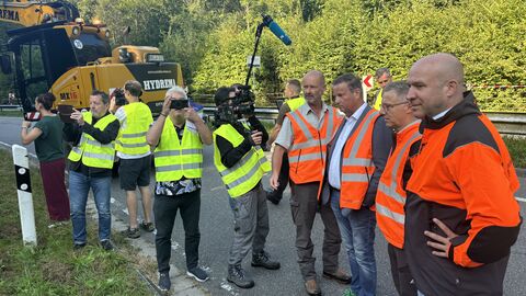 Jung und Hauk beim Zaunbau