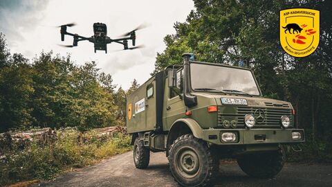 TCRH bei der Kadaversuche Das Bild zeigt eine Drohne und einen Geländewagen.