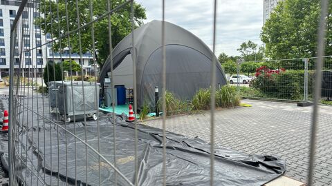 Kadaversammelplatz mit Zelt und Schleuse