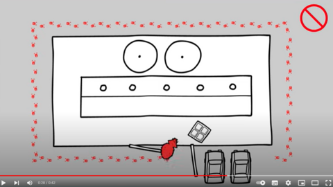 Durch ein geöffnetes Tor dringt ein Wildschein in den Innenbereich eines Schweinebetriebs ein.