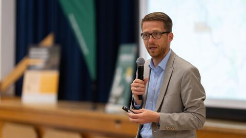 Staatssekretär Michael Ruhl vor Publikum